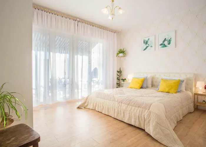 Spacious Apartment By The Sea 8+4